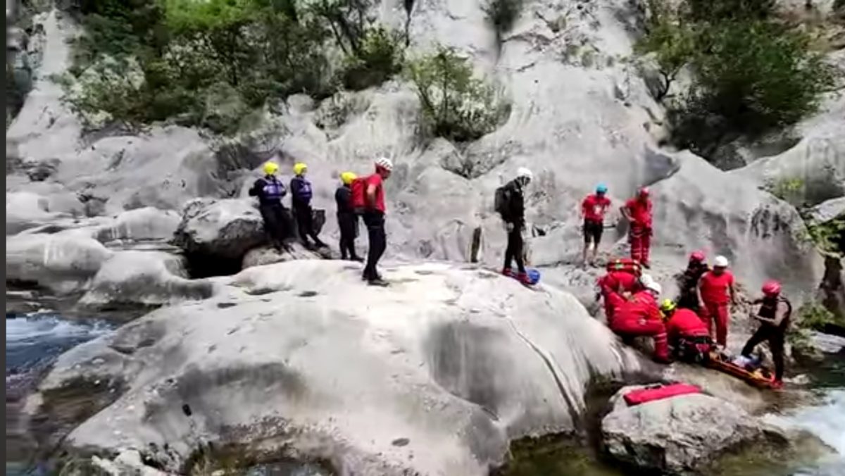 Makarski HGSS u akciji izvlačenja teško ozlijeđene osobe u kanjonu Cetine